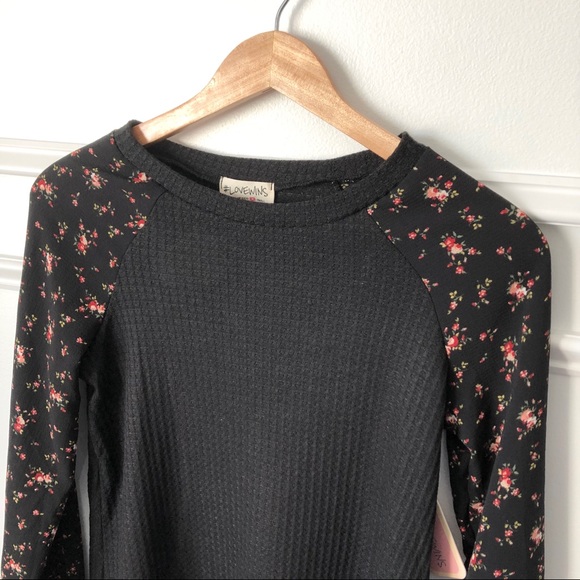 Beautiful Waffle Floral Sleeve Top - NEW! - Picture 2 of 4